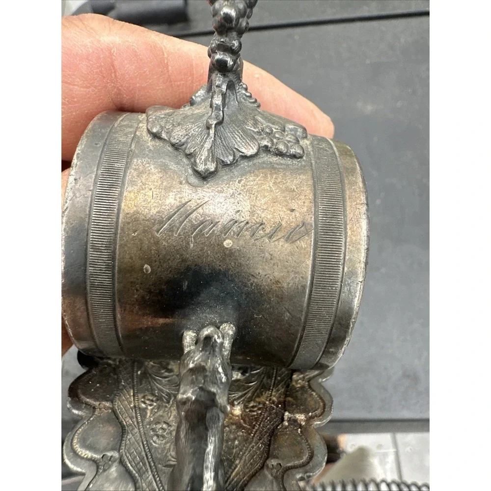 ANTIQUE VICTORIAN WILCOX SILVERPLATE NAPKIN RING FOXES